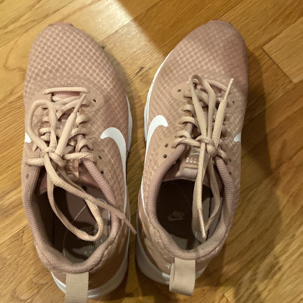 Women’s Nike - Picture 3 of 3